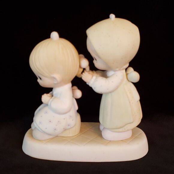 Vintage Precious Moments Porcelain Figurine 1983 "To a Very Special Sister" - Picture 3 of 11